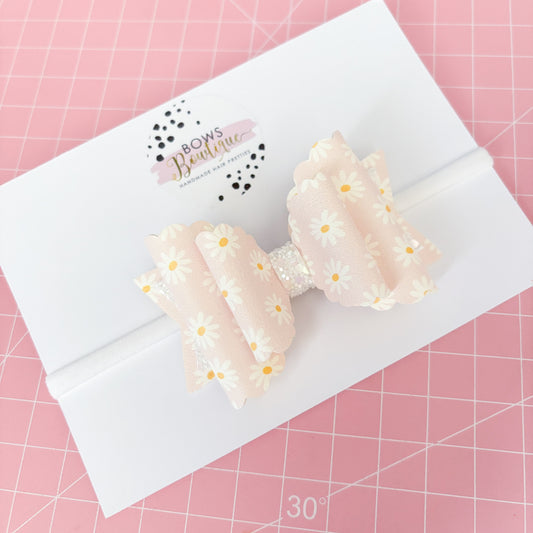 Pretty Daisy Bow